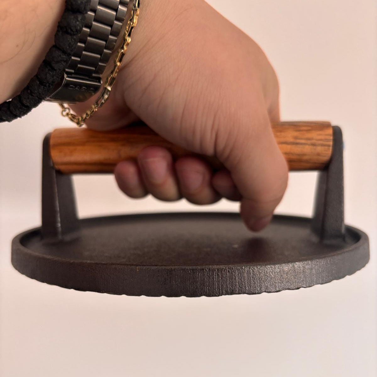 Presa fonta burgeri| carne|gratar| 17.8 cm| Maner lemn Negru - Maro - BUZ.RO