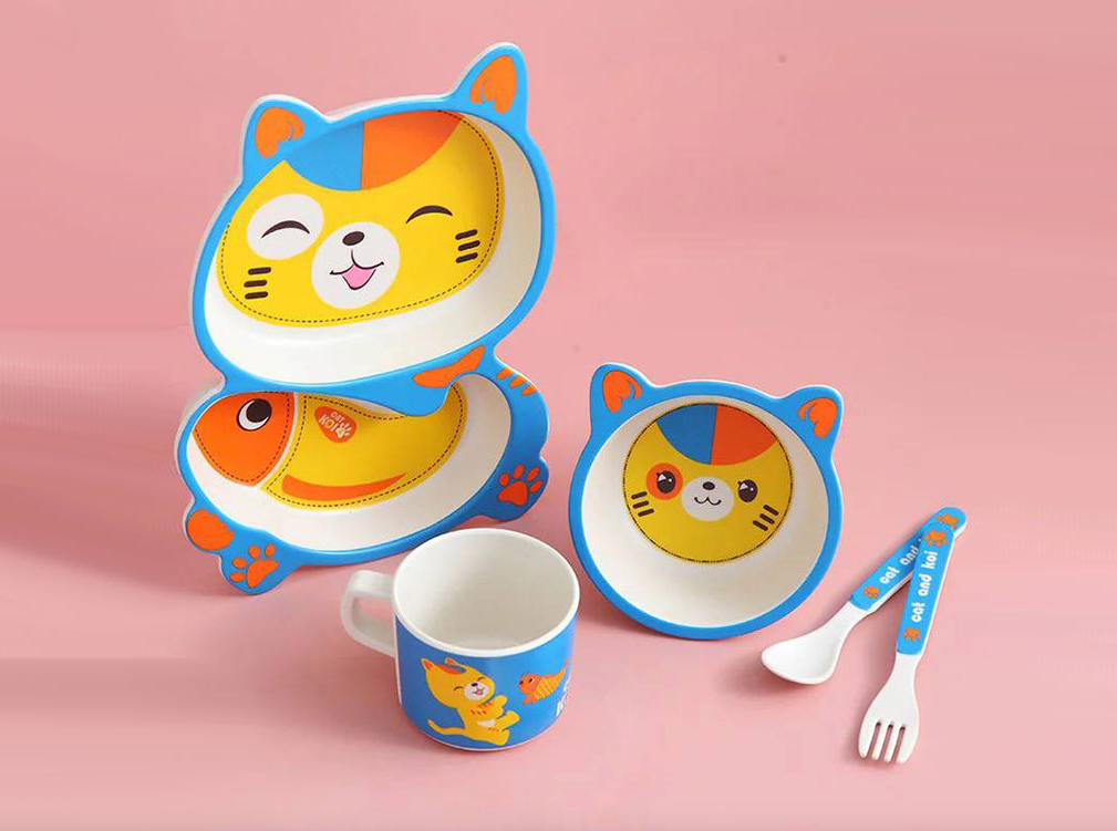 Set de masa pentru copii, farfurie 2 compartimente, cana, bol, furculita si lingurita, forma pisicuta, din fibra de bambus