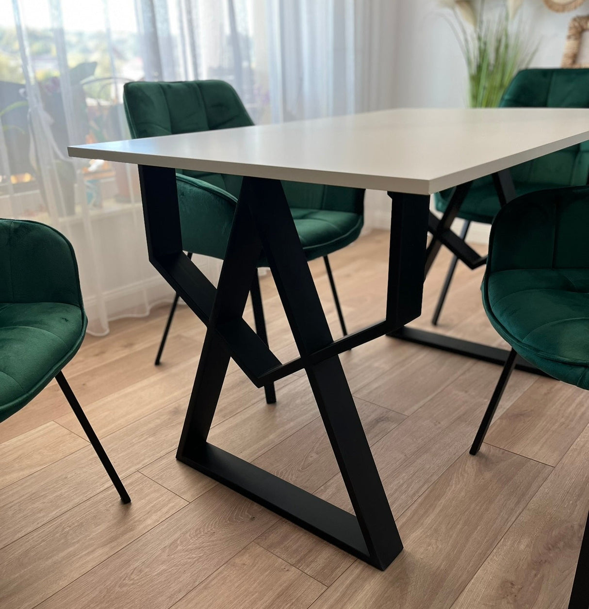 Set masa cu scaune bucatarie, dining, living, sufragerie, blat alb cu picioare metalice, scaune husa catifea verde, 4 persoane, ADELA - BUZ.RO