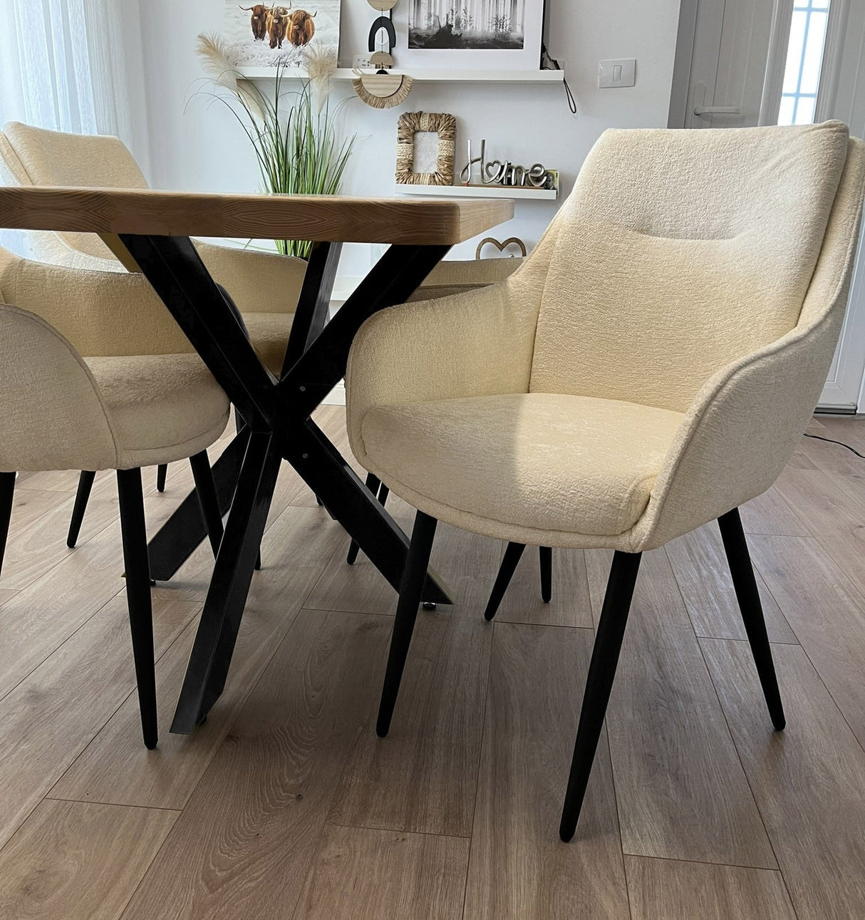 Set masa cu scaune bucatarie, dining, living, sufragerie, blat din lemn masiv frasin cu picioare metalice, scaune husa crem, 4 persoane, Diana - BUZ.RO