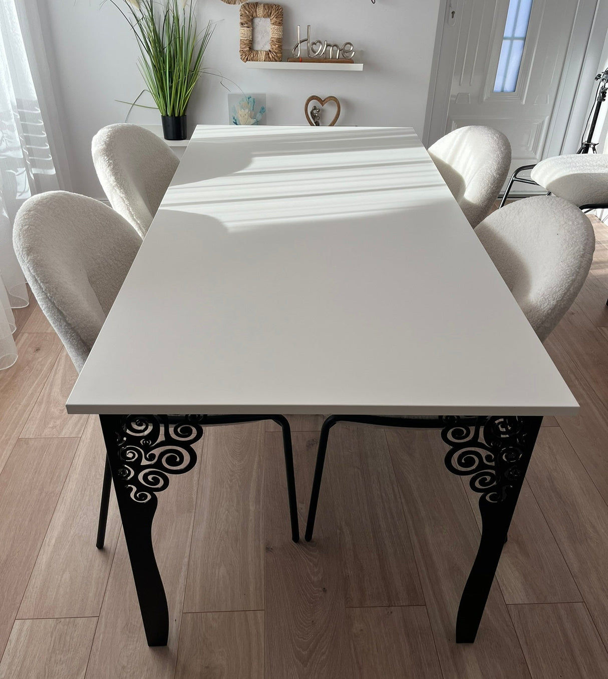 Set masa cu scaune bucatarie, dining, living, sufragerie, blat din pal alb cu picioare metalice, scaune husa plus alb, 4 persoane, Cristina - BUZ.RO