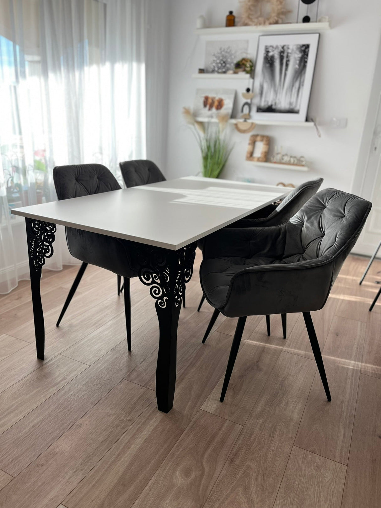 Set masa cu scaune bucatarie, dining, living, sufragerie, blat din pal cu picioare metalice, scaune husa catifea gri, 4 persoane, Antonia - BUZ.RO