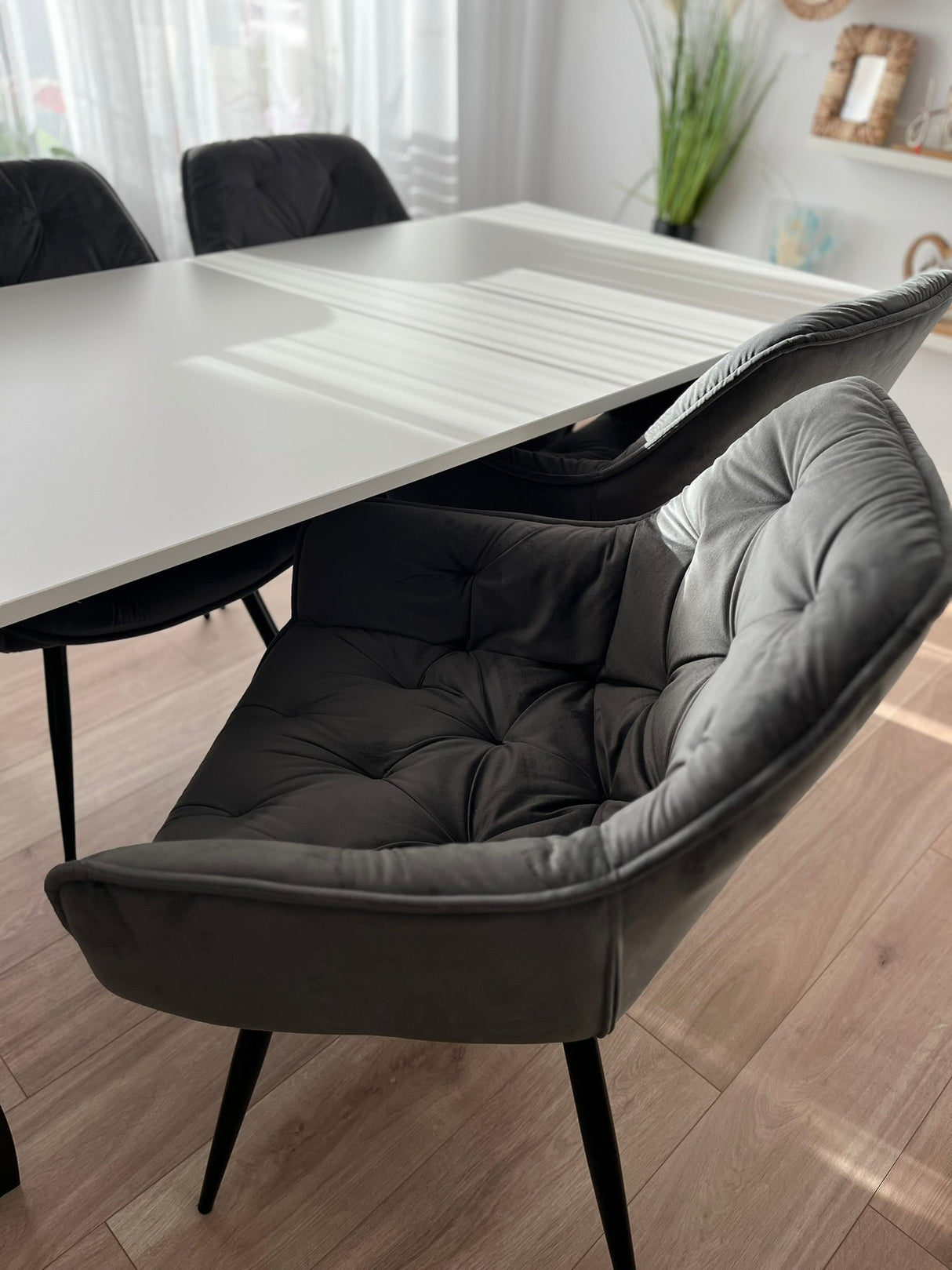 Set masa cu scaune bucatarie, dining, living, sufragerie, blat din pal cu picioare metalice, scaune husa catifea gri, 4 persoane, Antonia - BUZ.RO