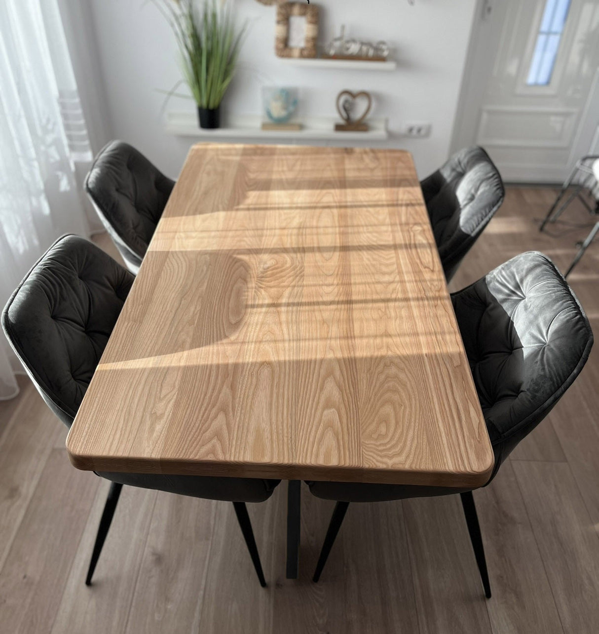 Set masa cu scaune bucatarie, dining,living, sufragerie, blat din lemn masiv cu picioare metalice, scaune husa gri, 4 - 6 persoane, Olivia - BUZ.RO