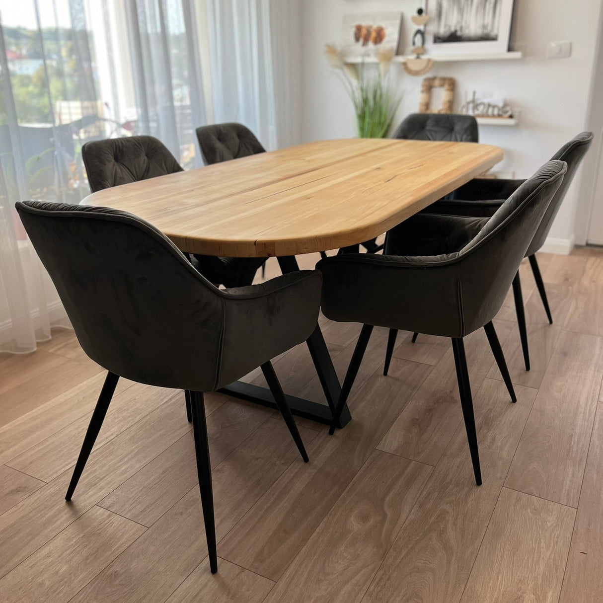 Set masa cu scaune bucatarie, dining,living, sufragerie, blat oval, din lemn masiv cu picioare metalice moderne,scaune gri, 6 persoane, set Cornelia - BUZ.RO