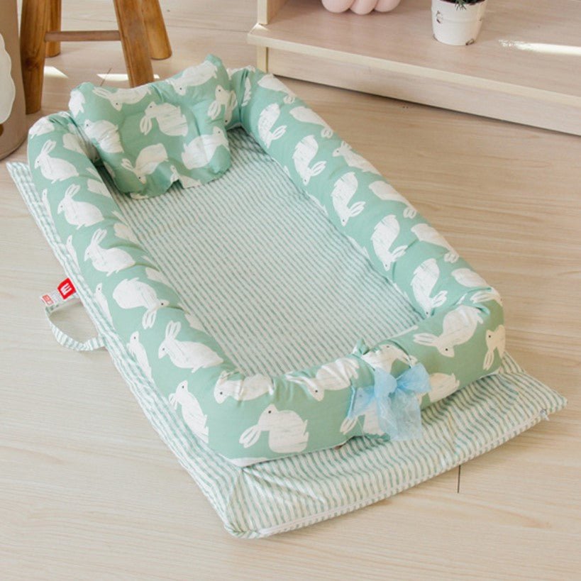 Set patut portabil, bebe baby nest cu lenjerie, perna, bumper protectie anti - alunecare, verde cu iepuri gri - BUZ.RO