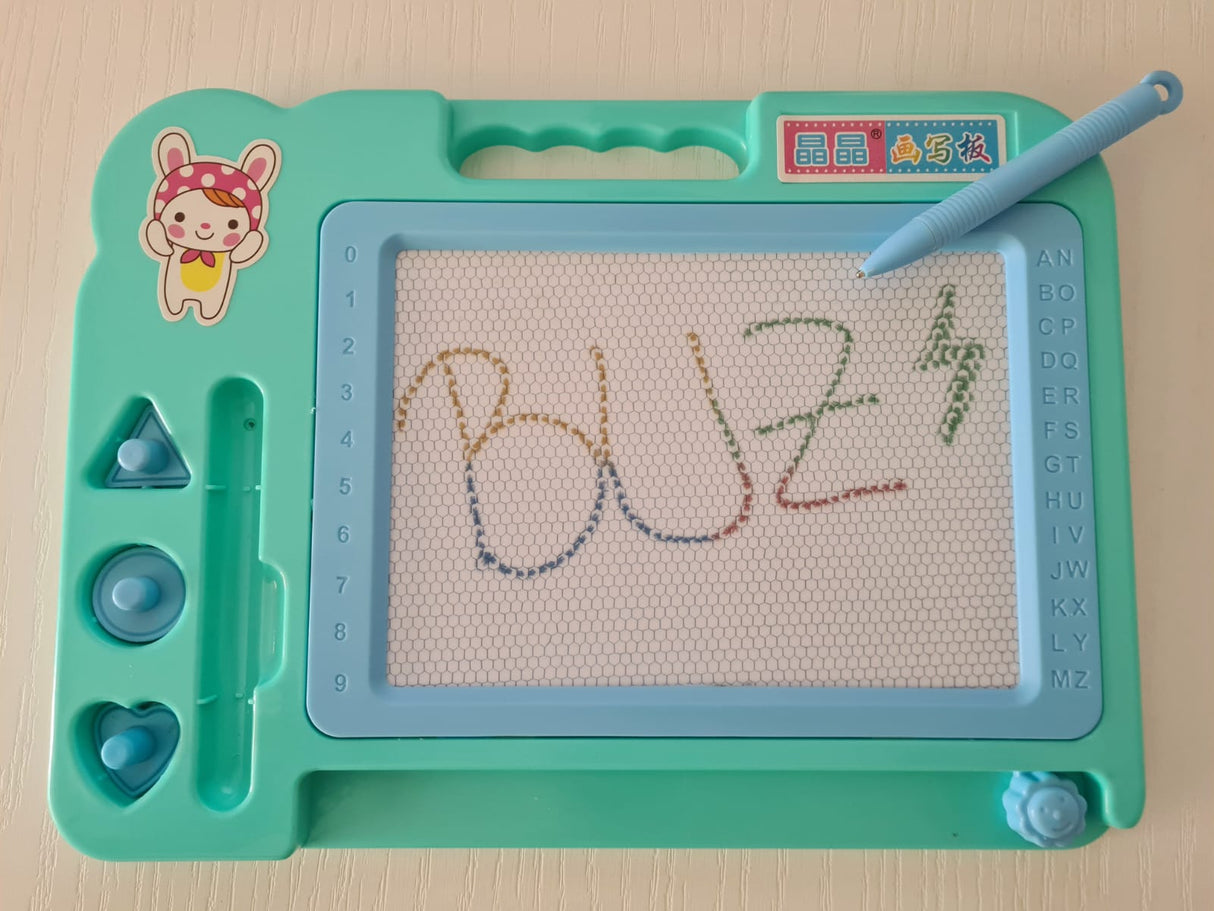 Tablita magnetica, cu stilou, 3 stampile magnetice diferite, cerc, triunghi si inimioara, bara ce sterge scrisul, dimensiune 27x20, culoare roz