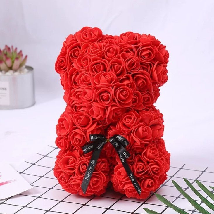 Ursulet din trandafiri rosii artificiali, decorat manual, cutie transparenta, 25X17X17 cm - BUZ.RO
