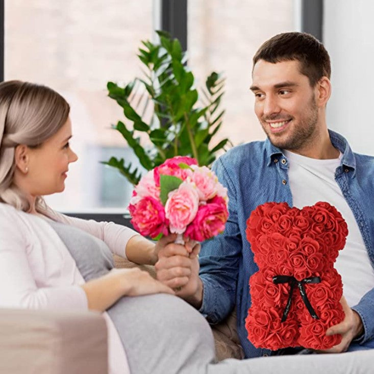 Ursulet din trandafiri rosii artificiali, decorat manual, cutie transparenta, 25X17X17 cm