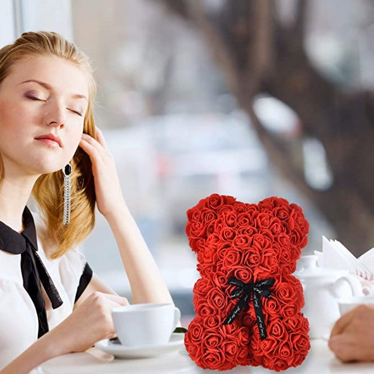 Ursulet din trandafiri rosii artificiali, decorat manual, cutie transparenta, 25X17X17 cm