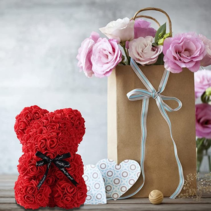 Ursulet din trandafiri rosii artificiali, decorat manual, cutie transparenta, 25X17X17 cm