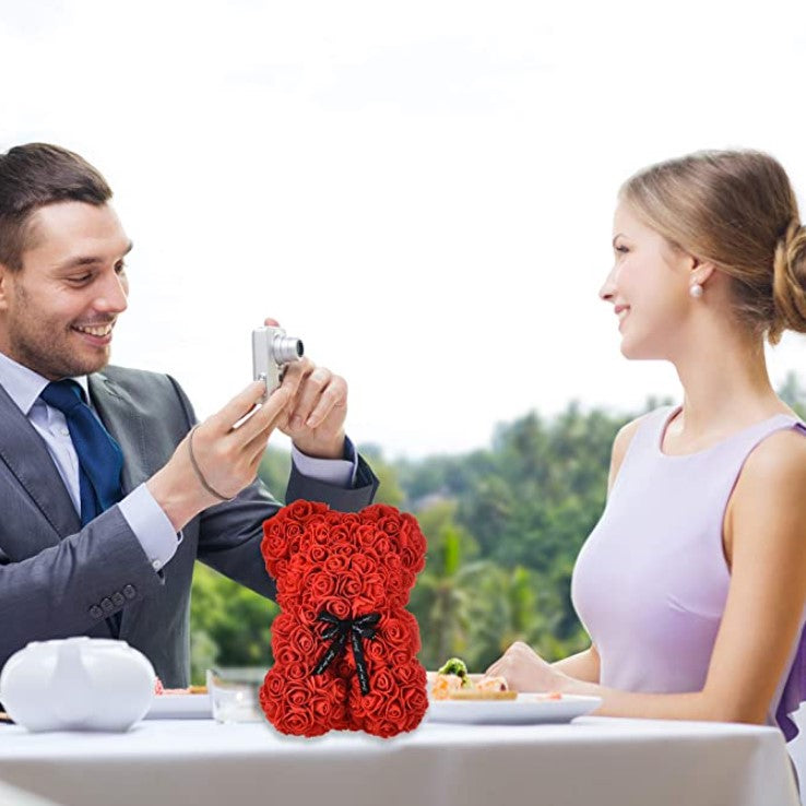 Ursulet din trandafiri rosii artificiali, decorat manual, cutie transparenta, 25X17X17 cm