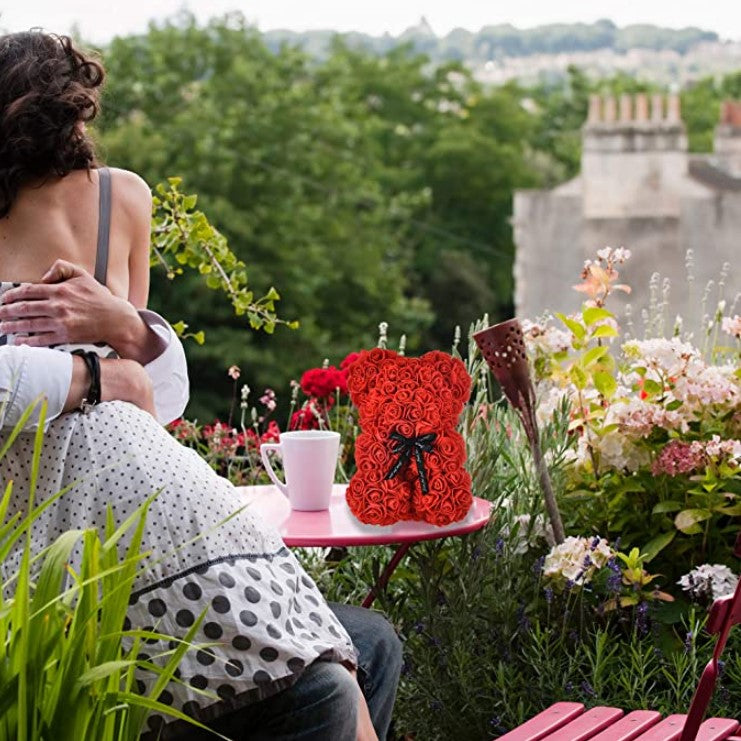 Ursulet din trandafiri rosii artificiali, decorat manual, cutie transparenta, 25X17X17 cm