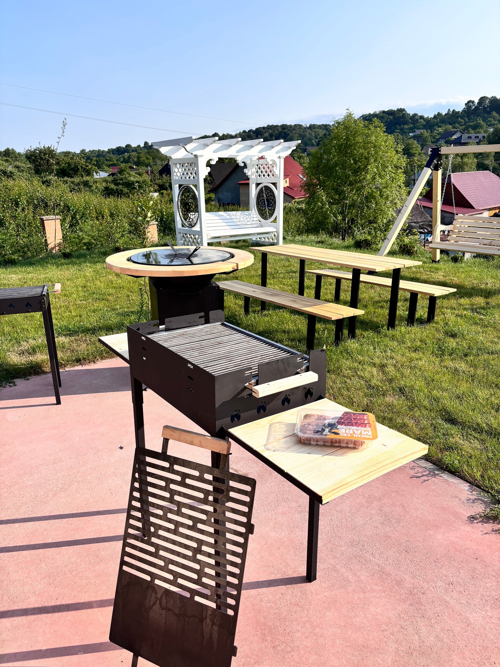 Gratar gradina portabil, cu masa polita lucru reglabil pe inaltime de gatire  65X45X95 CM - BUZ.RO