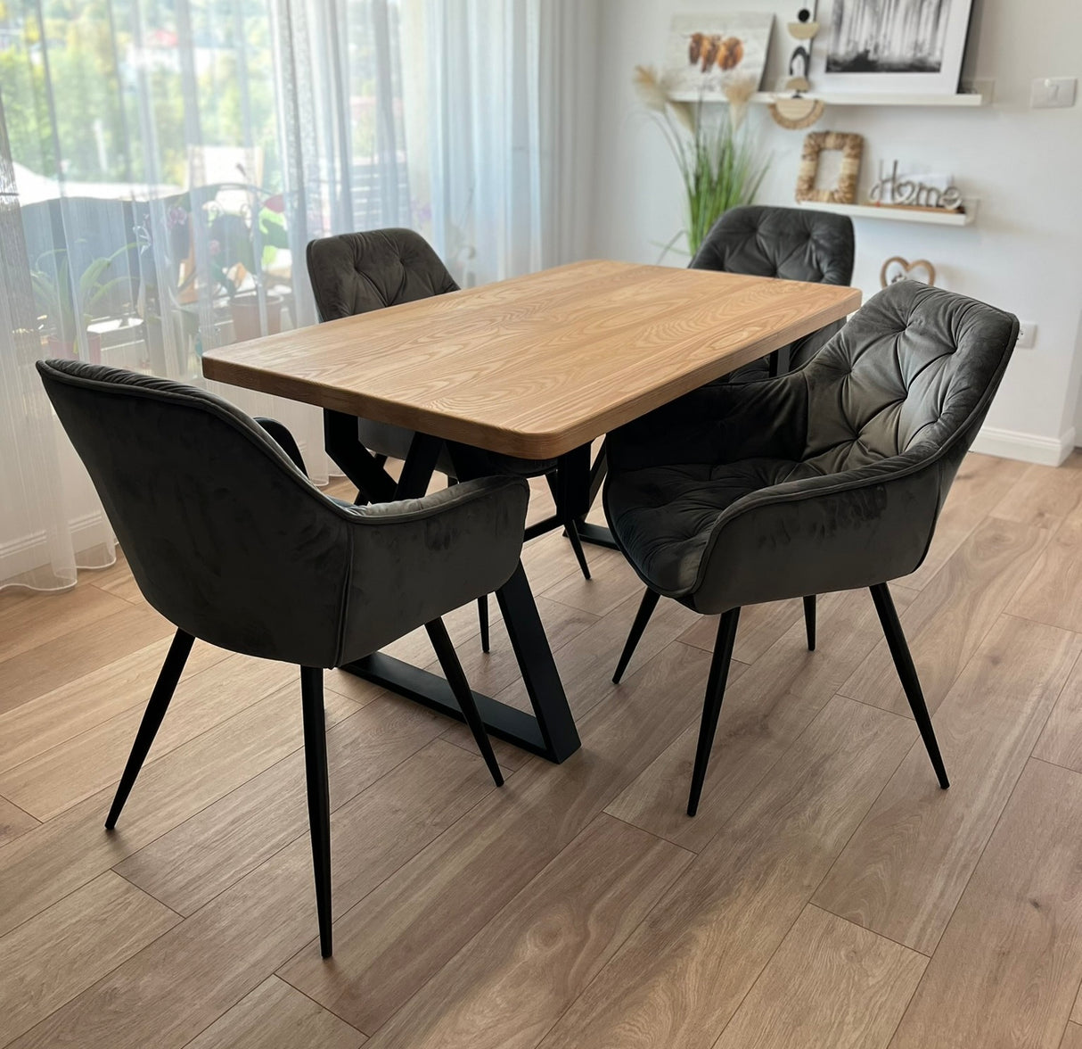 Set masa cu scaune bucatarie, dining, living, sufragerie, blat din lemn masiv cu picioare metalice, scaune gri, 4 persoane, MIA