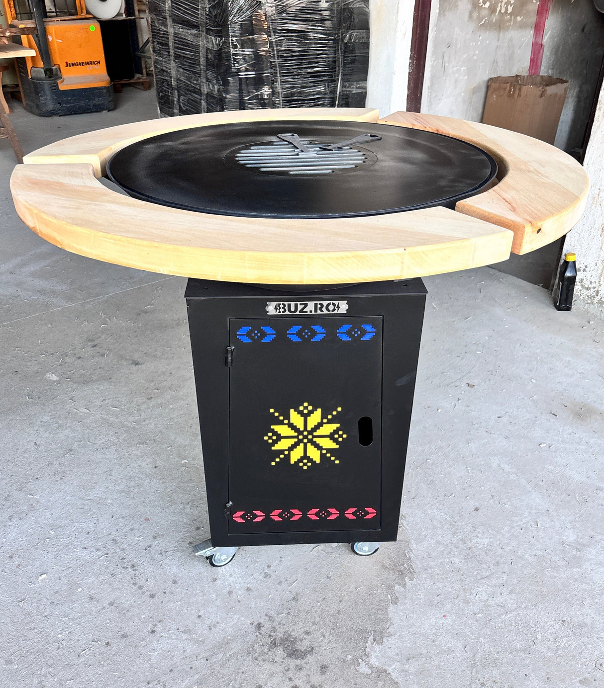 Gratar Gradina  Rotund   plita 10 mm Fire Pit 73 cm din fier  pe lemne, pentru terasa  LEMN Blat Tei SI MOTIVE TRADITIONALE