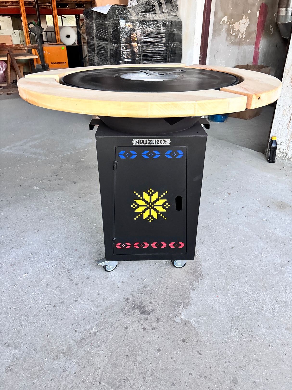 Gratar Gradina  Rotund   plita 10 mm Fire Pit 73 cm din fier  pe lemne, pentru terasa  LEMN Blat Tei SI MOTIVE TRADITIONALE