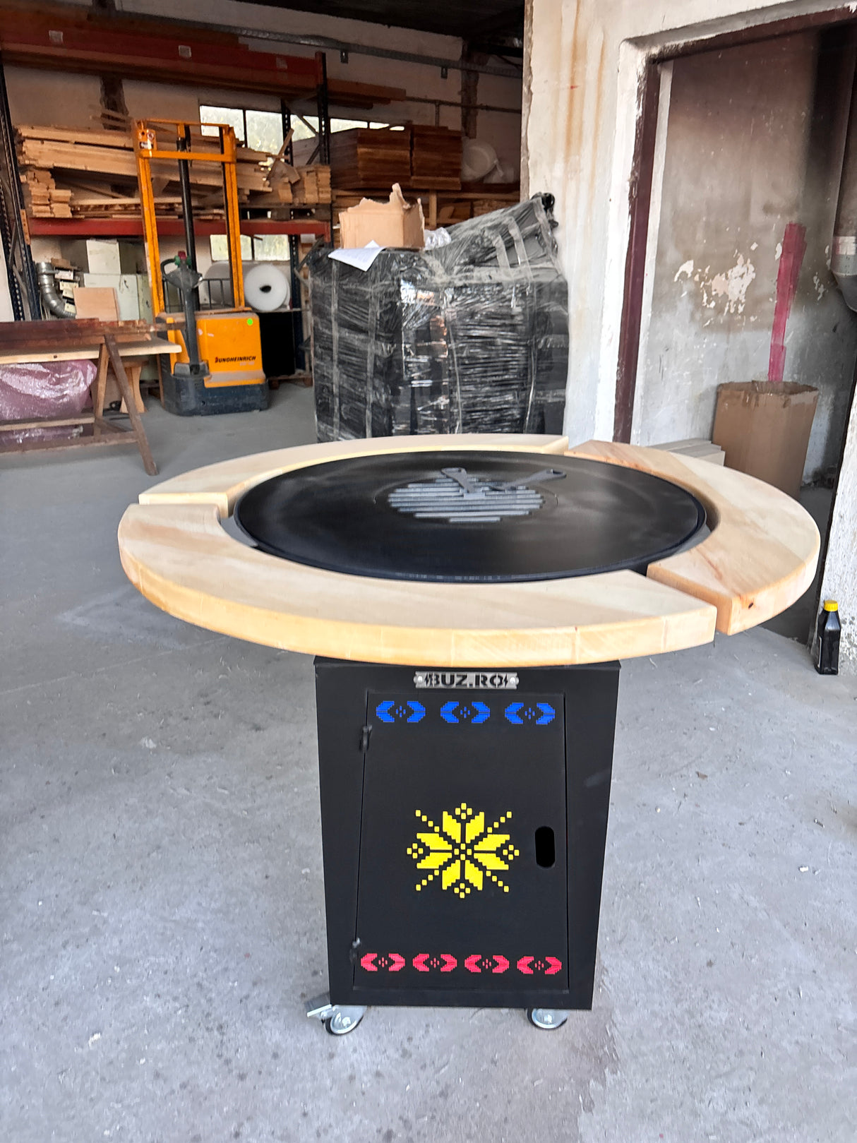 Gratar Gradina  Rotund   plita 10 mm Fire Pit 73 cm din fier  pe lemne, pentru terasa  LEMN Blat Tei SI MOTIVE TRADITIONALE