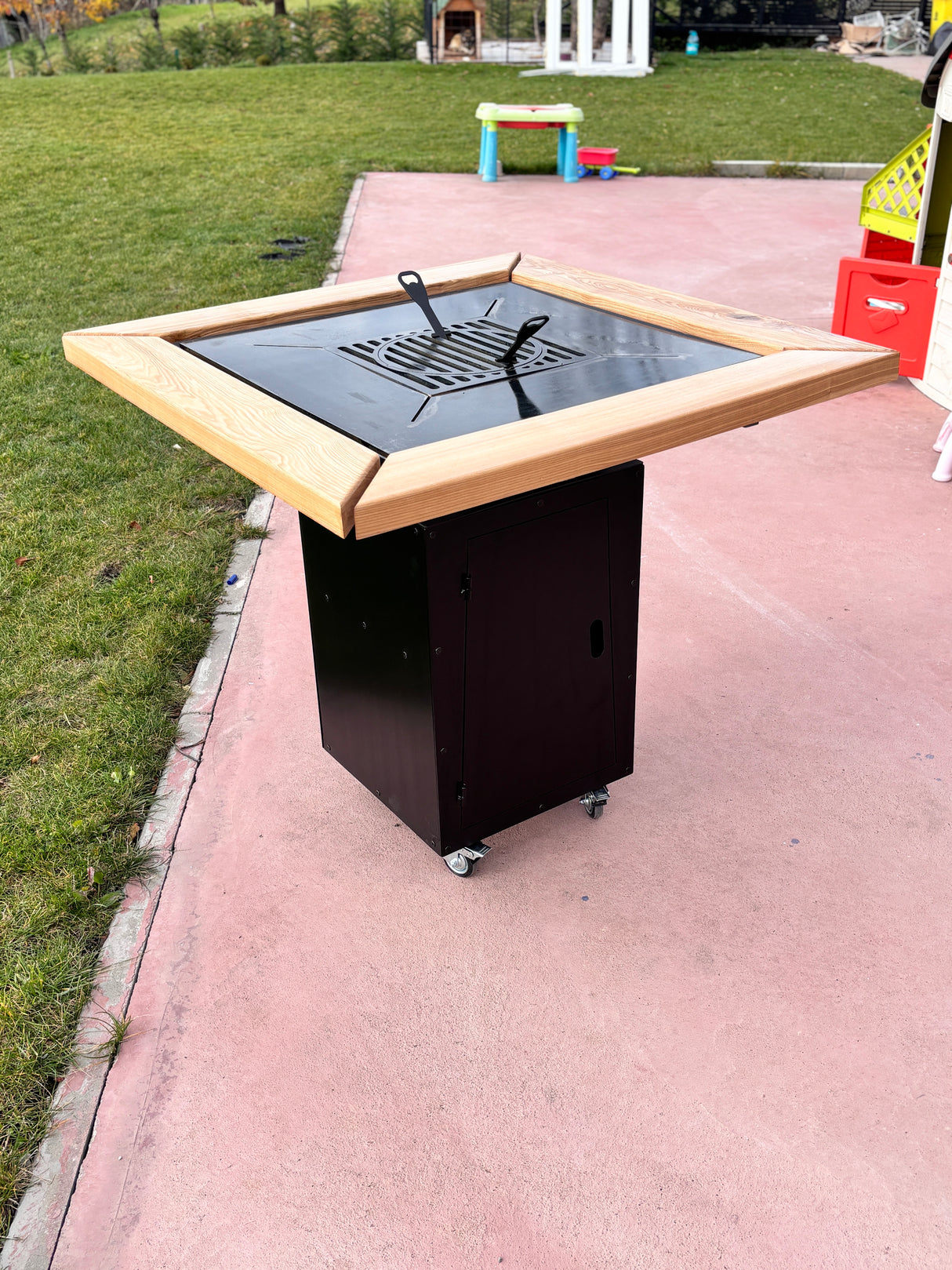 Gratar de  gradina, 5 in 1 ,fire pit cu Plita 10 mm Otel ,Cu Blat din Lemn,Suport Ceaun/Disc ,Gratar de curte