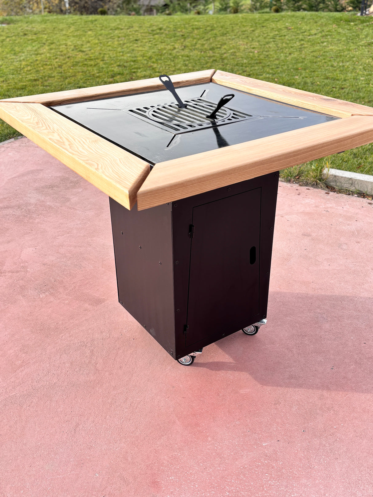Gratar de  gradina, 5 in 1 ,fire pit cu Plita 10 mm Otel ,Cu Blat din Lemn,Suport Ceaun/Disc ,Gratar de curte