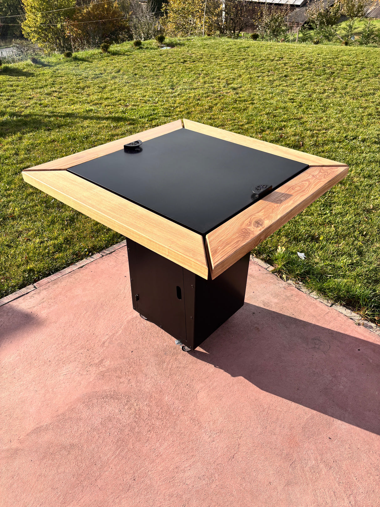 Gratar de  gradina, 5 in 1 ,fire pit cu Plita 10 mm Otel ,Cu Blat din Lemn,Suport Ceaun/Disc ,Gratar de curte