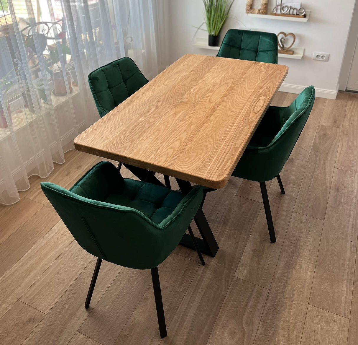 Set masa cu scaune bucatarie, dining, living, sufragerie, blat din lemn masiv cu picioare metalice, scaune husa catifea verde, 4 persoane, MONA