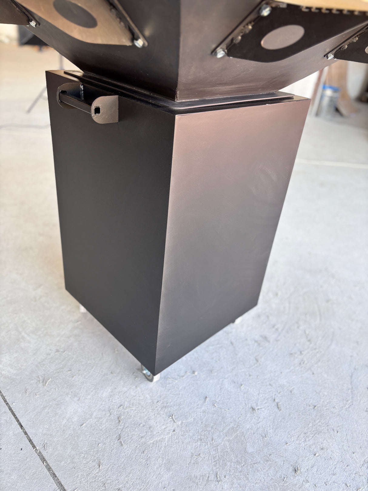 Gratar de gradina Fire Pit Personalizabil 75x75 cm din otel 10 mm pe lemne, pentru gradina sau terasa  + blat de lemn