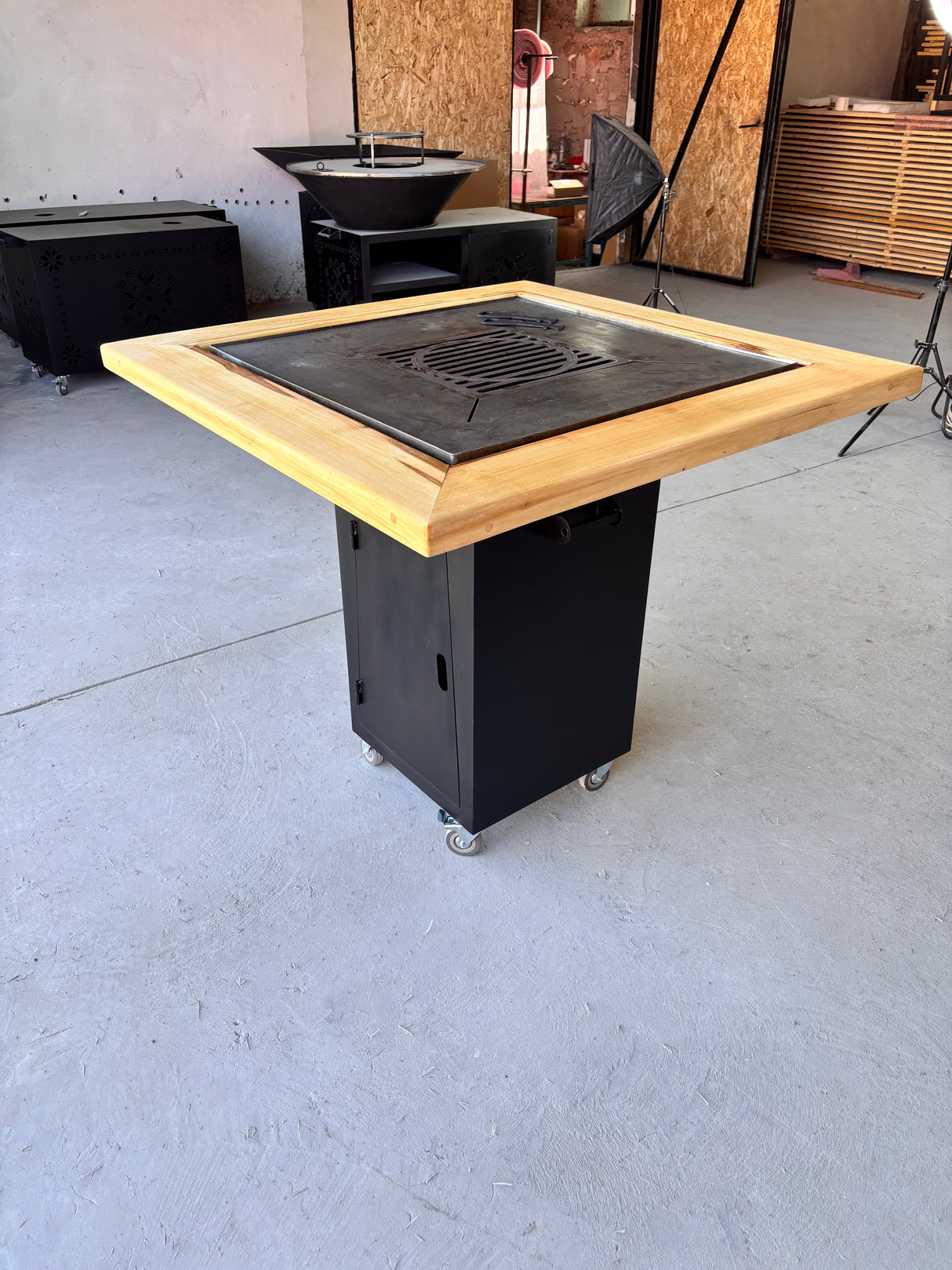 Gratar Gradina Fire Pit cu plita 95x 95 cm din otel 10 mm + blat de lemn 1.3 x 1.3 m Frasin sau  Brad