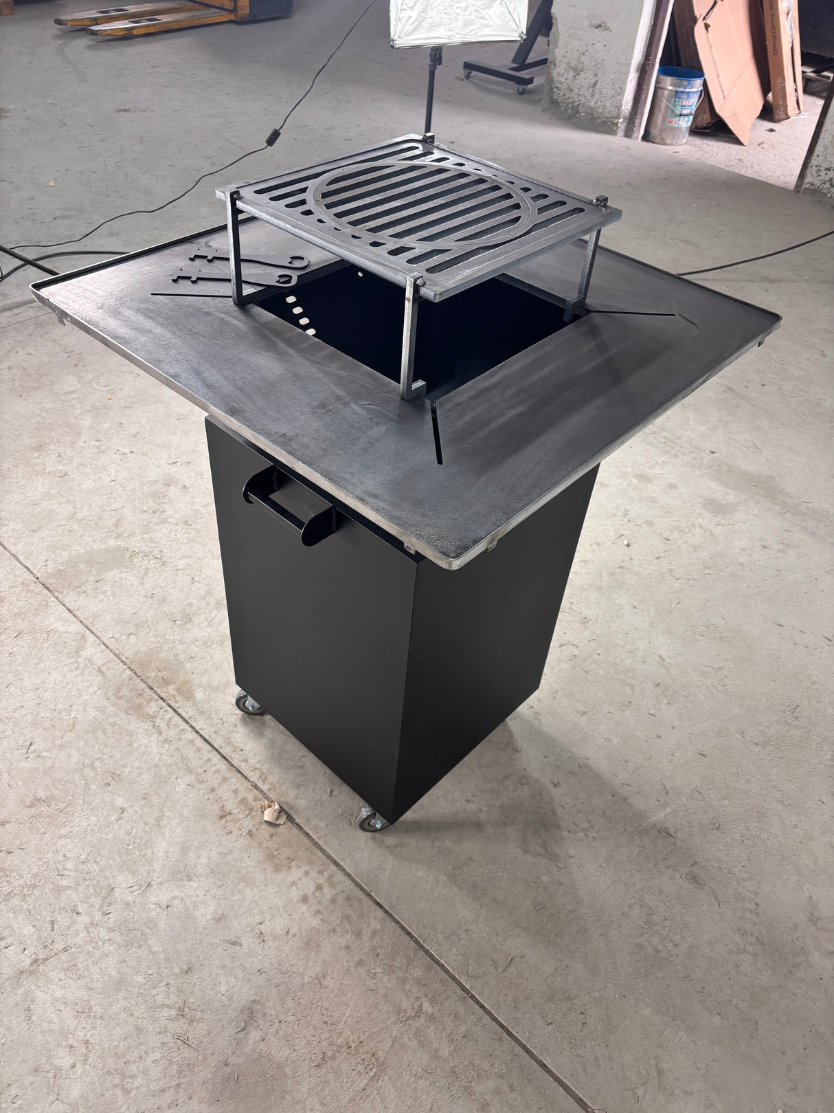 Gratar Gradina cu plita 10 mm Fire Pit 75x75 cm din fier  pe lemne, pentru terasa   CU BLAT DE LEMN SI MOTIVE TRADITIONALE