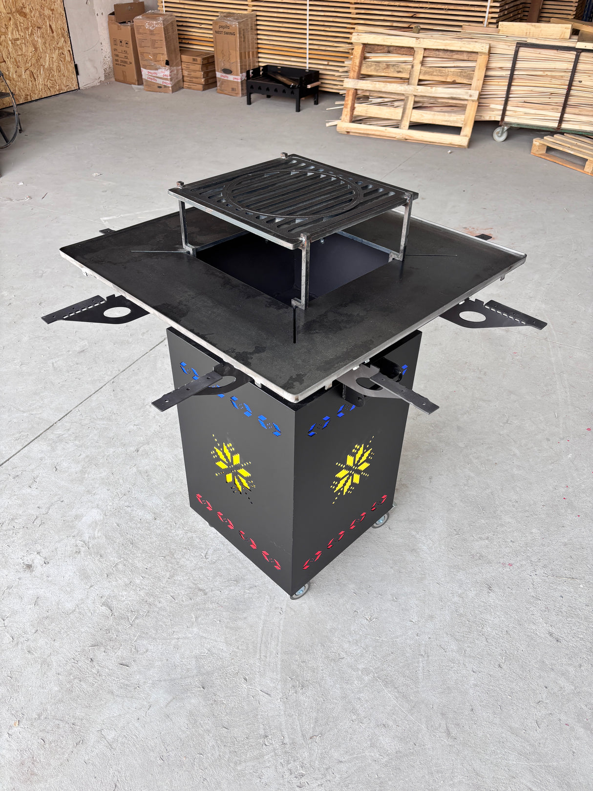 Gratar Gradina cu plita 10 mm Fire Pit 75x75 cm din fier  pe lemne, pentru terasa   CU BLAT DE LEMN SI MOTIVE TRADITIONALE