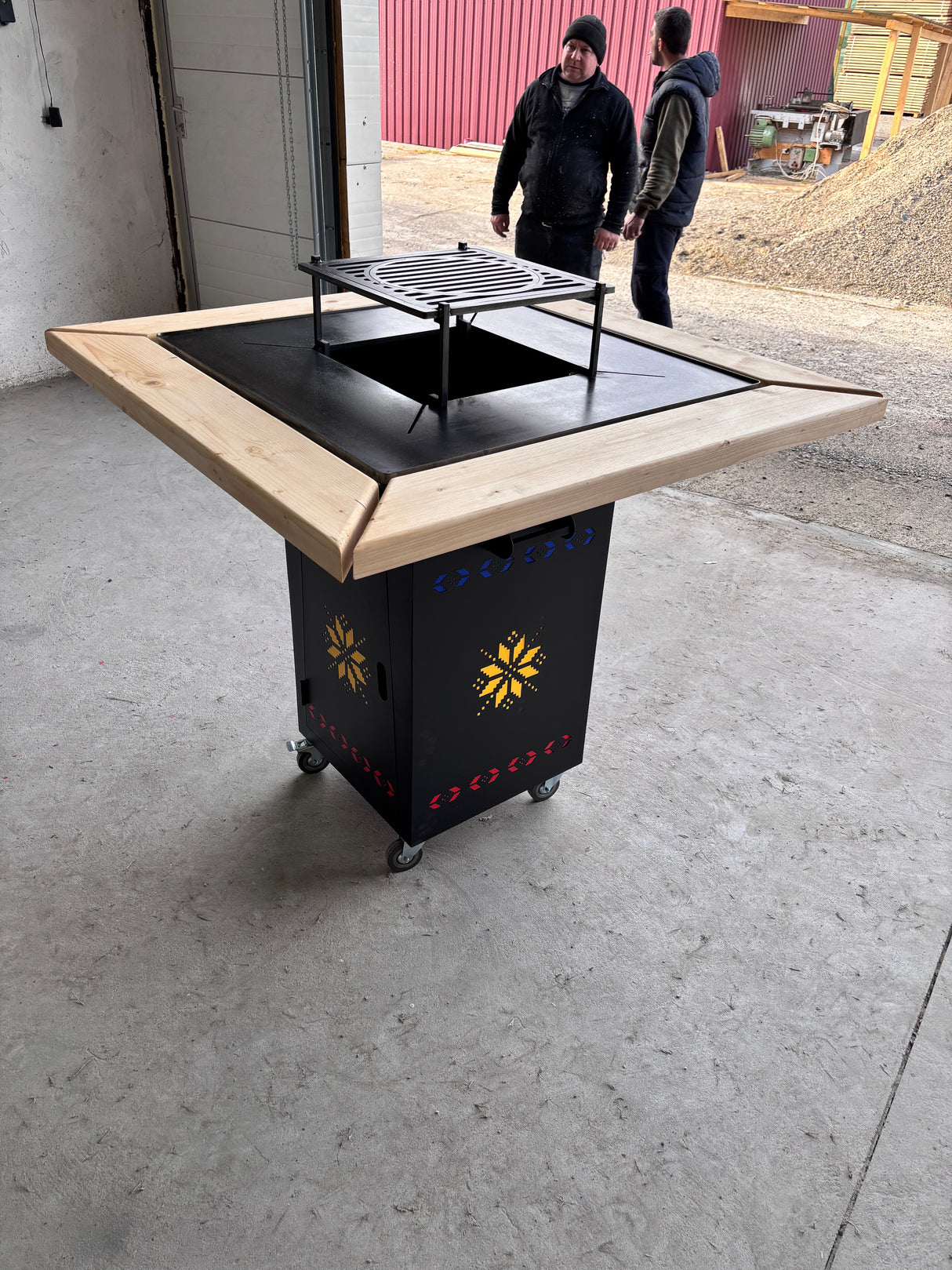 Gratar Gradina cu plita 10 mm Fire Pit 75x75 cm din fier  pe lemne, pentru terasa   CU BLAT DE LEMN SI MOTIVE TRADITIONALE