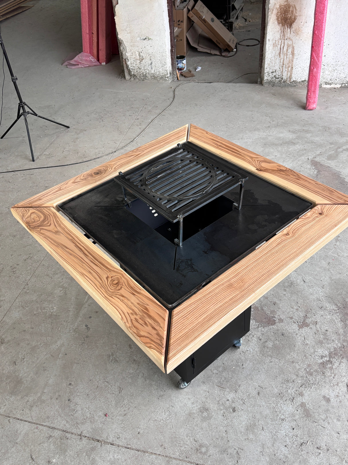 Gratar Gradina cu plita 10 mm Fire Pit 75x75 cm din fier  pe lemne, pentru terasa   CU BLAT DE LEMN SI MOTIVE TRADITIONALE