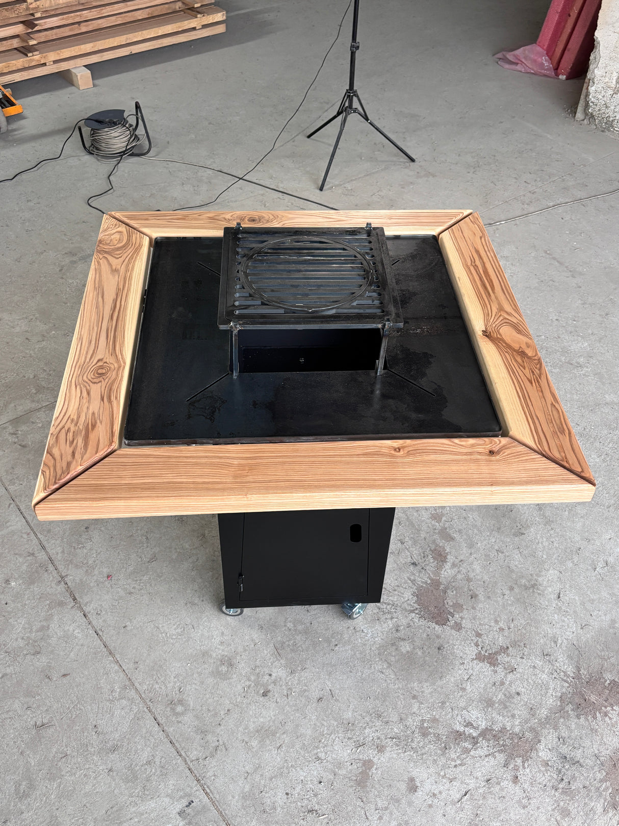 Gratar Gradina cu plita 10 mm Fire Pit 75x75 cm din fier  pe lemne, pentru terasa   CU BLAT DE LEMN SI MOTIVE TRADITIONALE