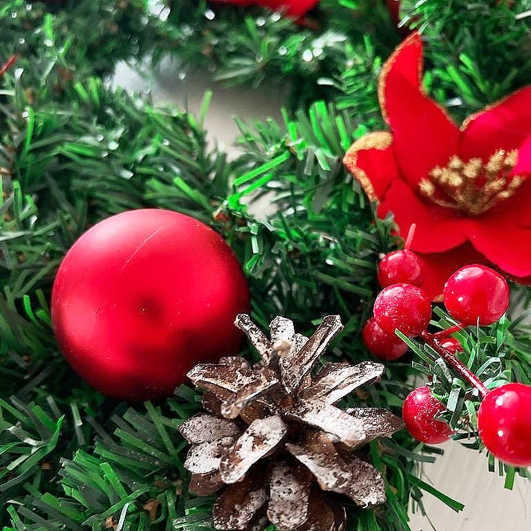 Coronita pentru Craciun, 45 cm, din brad artificial, decorata cu conuri, merisoare si globuri si craciunite, Verde/Rosu - BUZ.RO