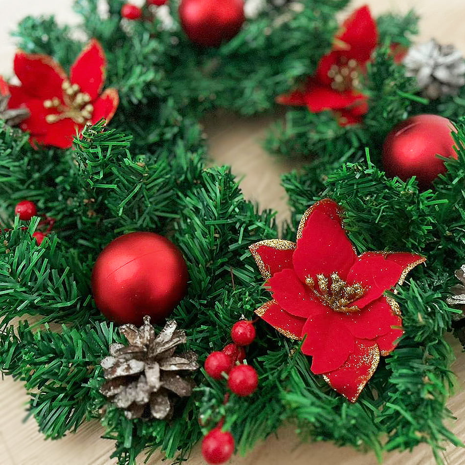 Coronita pentru Craciun, 45 cm, din brad artificial, decorata cu conuri, merisoare si globuri si craciunite, Verde/Rosu