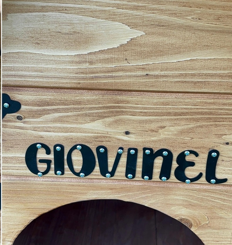 Cusca pentru caini talie medie , din lemn masiv  cu acoperis Tigola ,asamblabil  60 x 83 cm baza ,100 x 80 cm latime + inaltime ,coama de 95 cm Maro Cusca nume personalizat