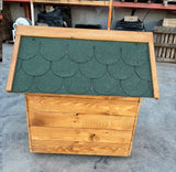 Cusca pentru caini talie medie , din lemn masiv cu acoperis Tigola ,asamblabil 60 x 83 cm baza ,100 x 80 cm latime + inaltime ,coama de 95 cm - BUZ.RO