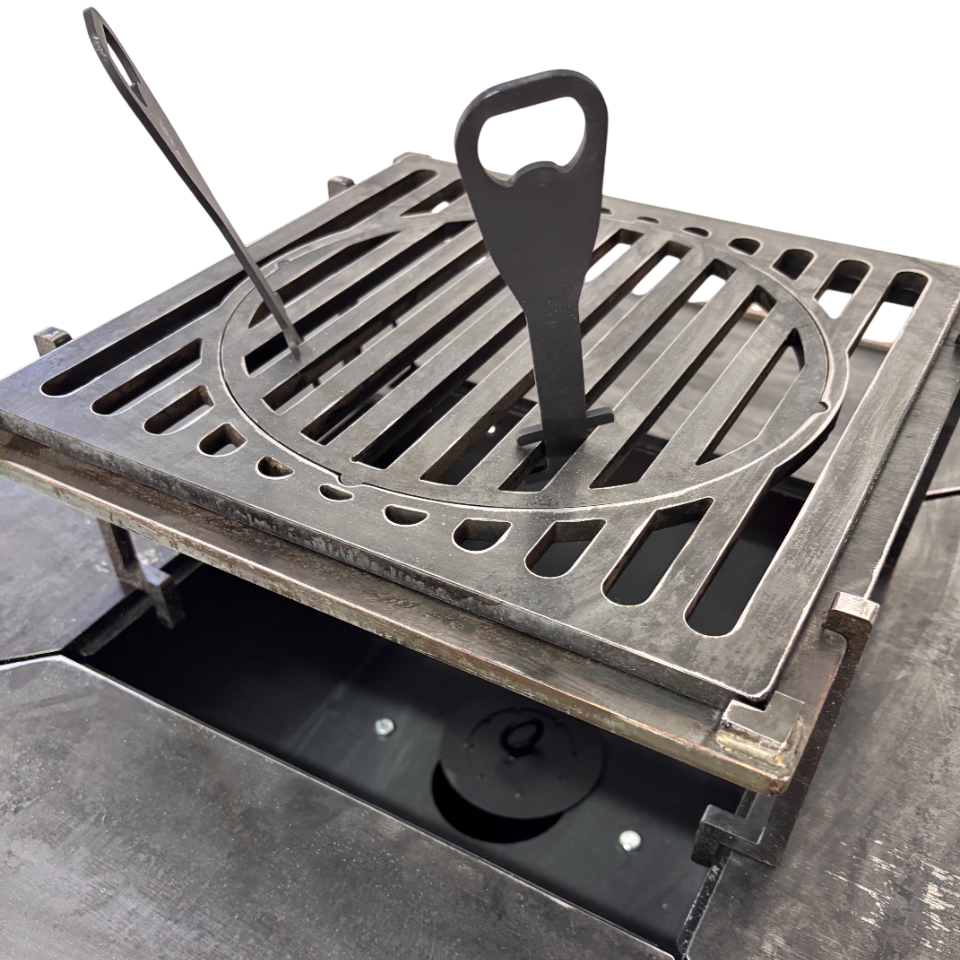 Fire Pit, Gratar cu plita 75x75 cm din otel 10 mm pe lemne, pentru gradina sau terasa  + blat de lemn, cu sticla colorata  CU BLAT DE LEMN SI MOTIVE TRADITIONALE