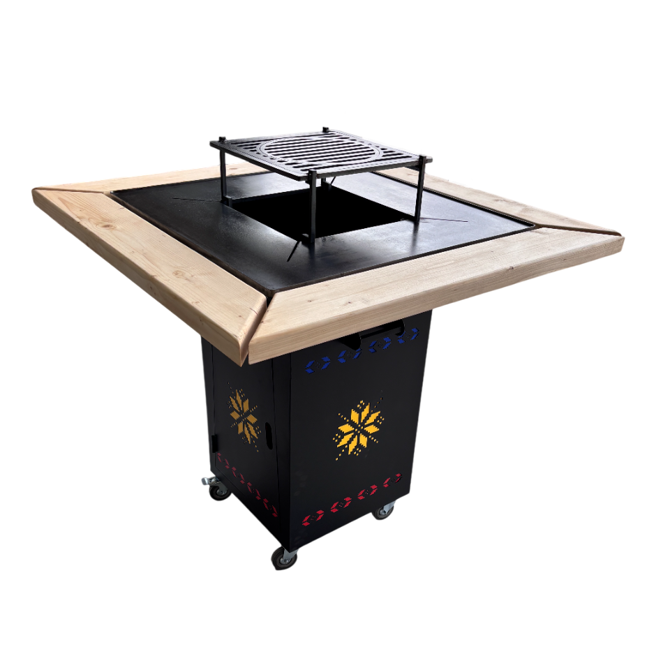 Fire Pit, Gratar cu plita 75x75 cm din otel 10 mm pe lemne, pentru gradina sau terasa  CU BLAT DE LEMN SI MOTIVE TRADITIONALE