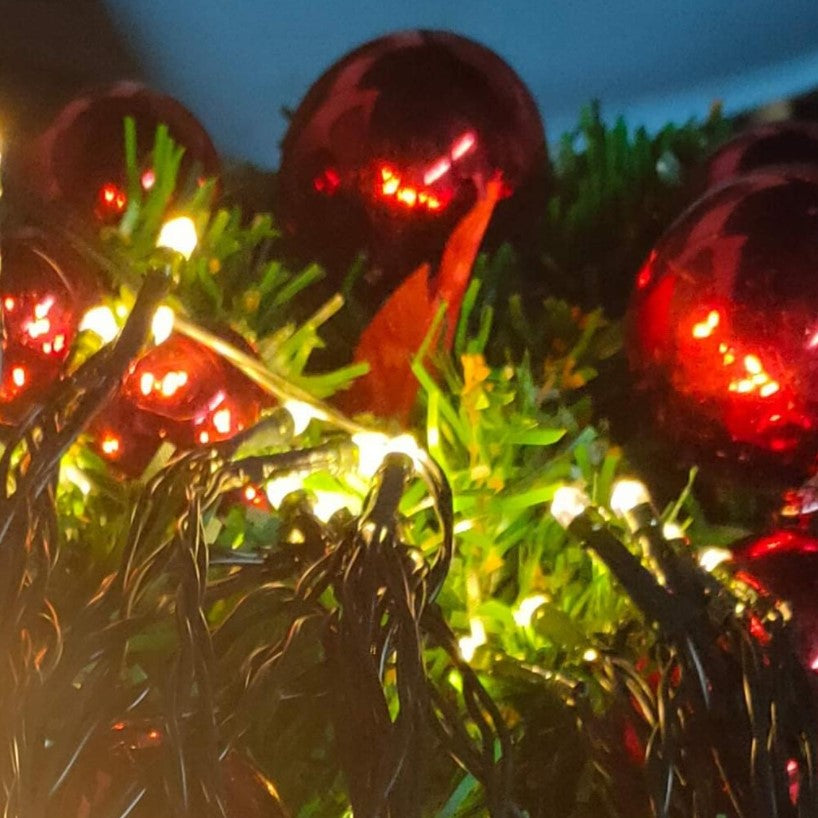 Ghirlanda luminoasa impodobita de craciun cu globuri si craciunite, din brad artificial, lungime 2.7 m, culoare rosie