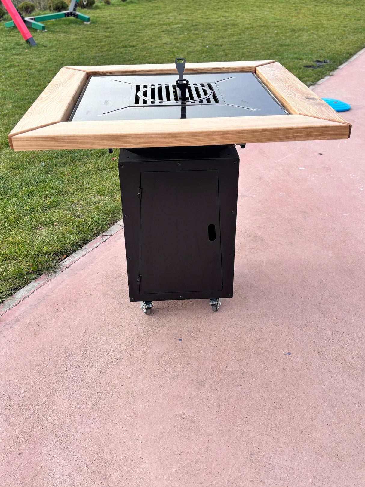 Gratar de gradina, 5 in 1 ,fire pit cu Plita 10 mm Otel ,Cu Blat din Lemn,Suport Ceaun/Disc ,Gratar de curte - BUZ.RO