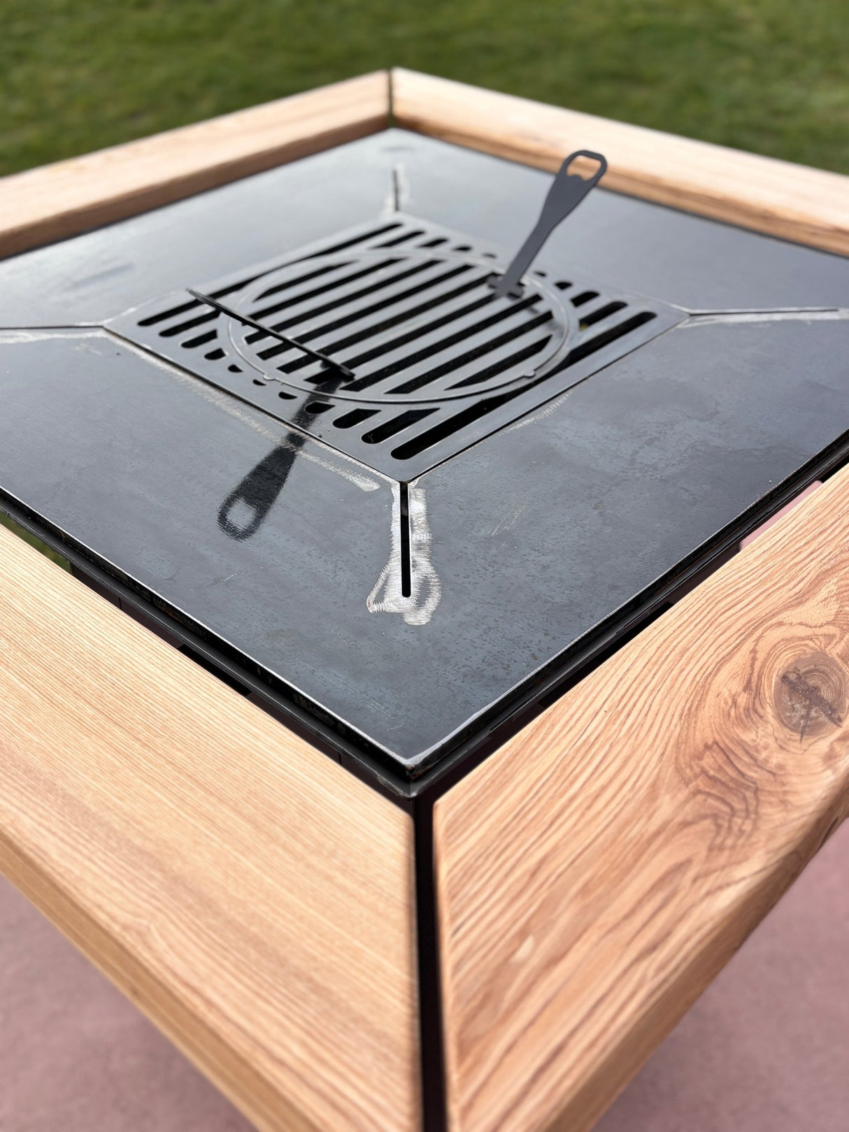 Gratar de gradina, 5 in 1 ,fire pit cu Plita 10 mm Otel ,Cu Blat din Lemn,Suport Ceaun/Disc ,Gratar de curte - BUZ.RO