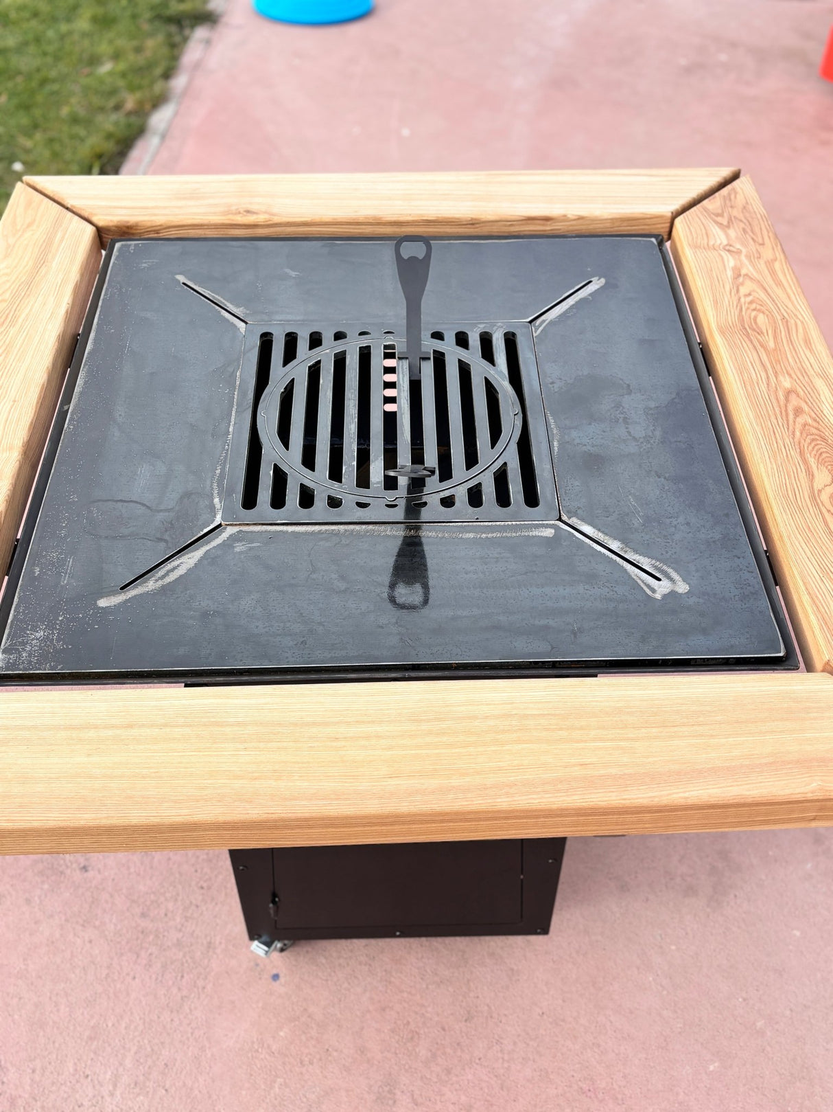 Gratar de gradina, 5 in 1 ,fire pit cu Plita 10 mm Otel ,Cu Blat din Lemn,Suport Ceaun/Disc ,Gratar de curte - BUZ.RO