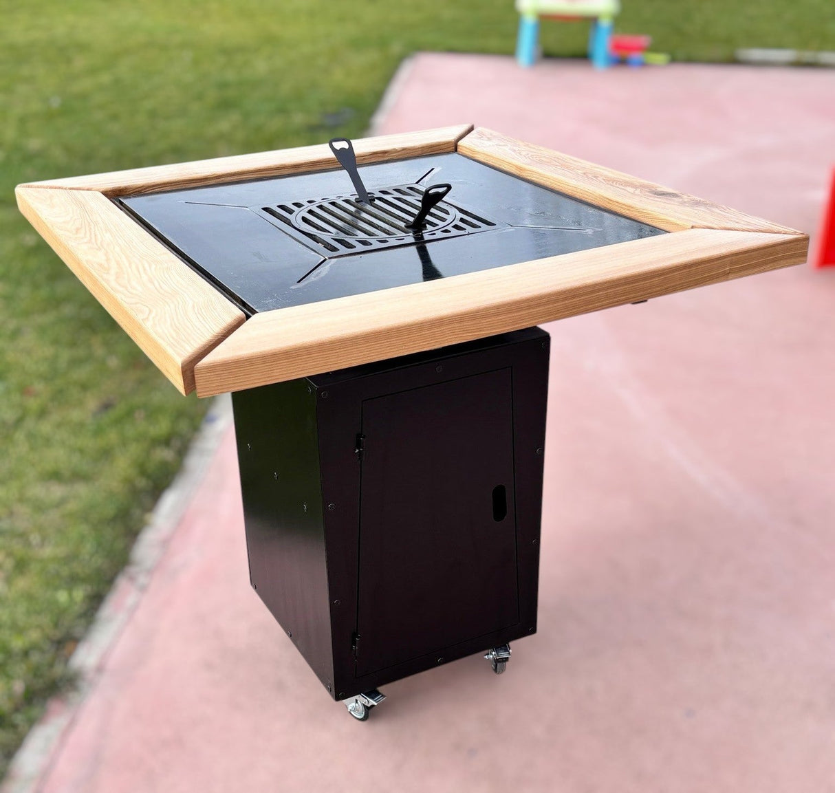 Gratar de gradina 5 in 1 | fire pit|Plita 10|8|6 mm|Blat din Lemn|Suport Ceaun/Disc blat Frasin - BUZ.RO