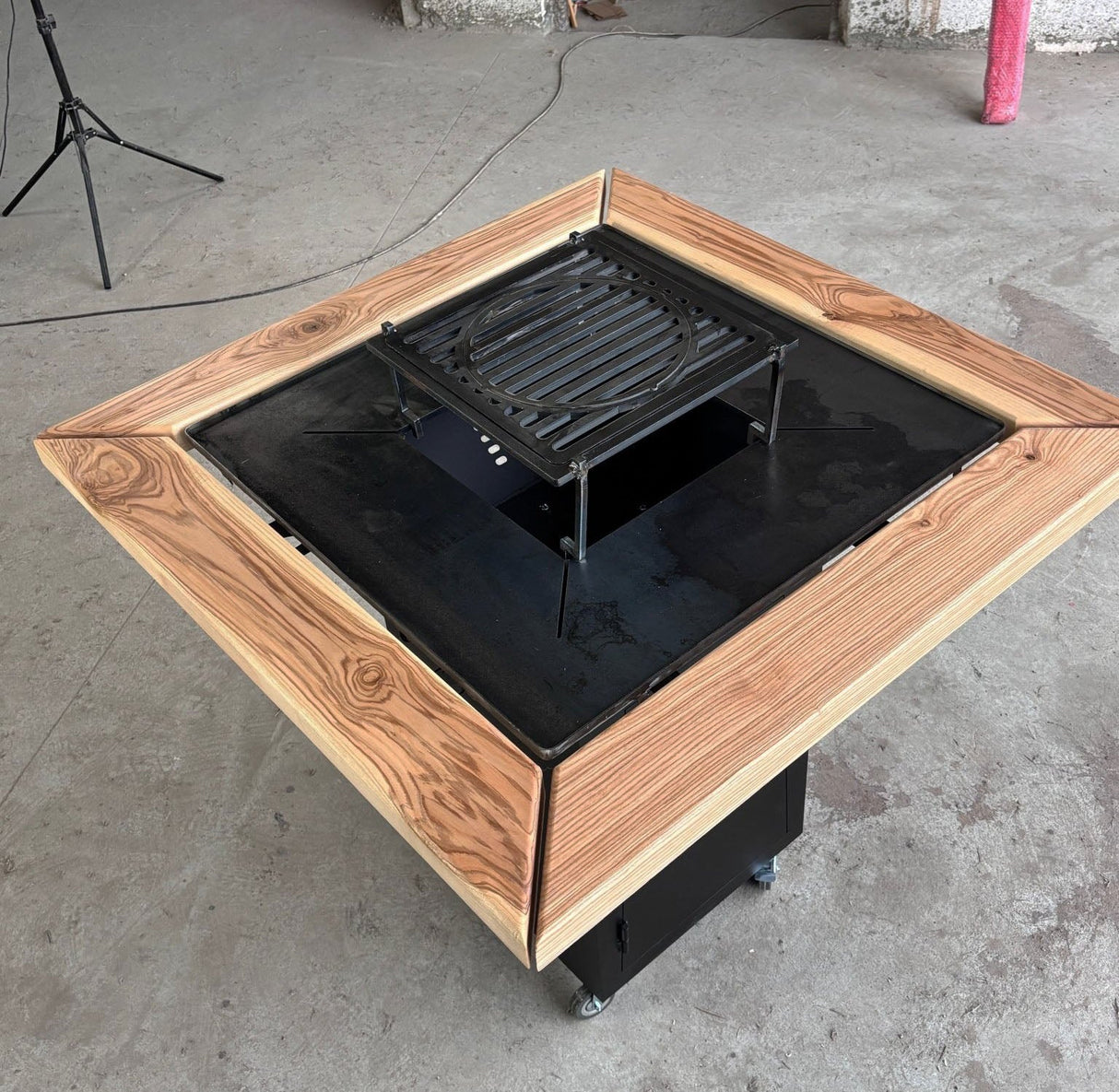 Gratar de gradina FirePit 107x107cm| Gratar cu plita 75x 75 cm din otel| 8/10 mm| pentru gradina sau terasa | blat de lemn - BUZ.RO