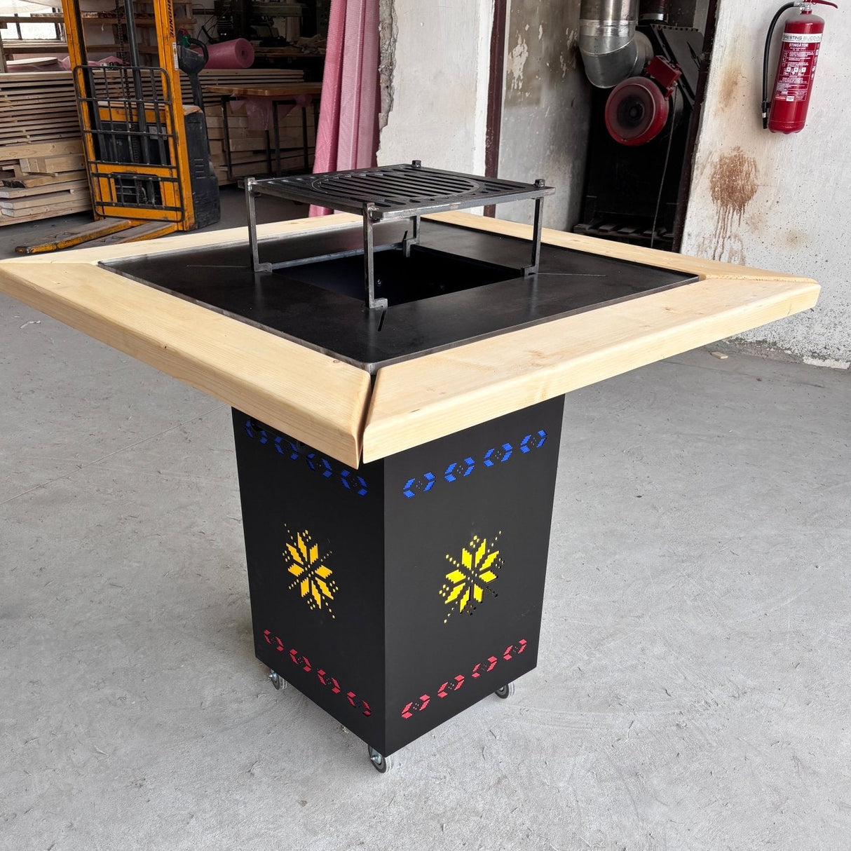 Gratar Gradina cu plita 10 mm Fire Pit 75x75 cm din fier pe lemne, pentru terasa  CU BLAT DE LEMN SI MOTIVE TRADITIONALE - BUZ.RO