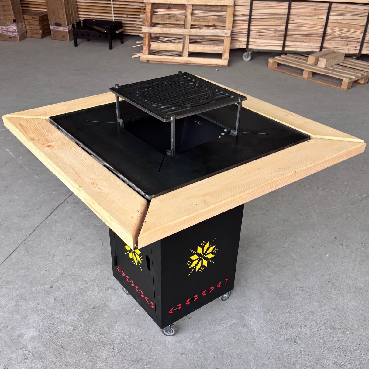 Gratar Gradina cu plita 10 mm Fire Pit 75x75 cm din fier pe lemne, pentru terasa  CU BLAT DE LEMN SI MOTIVE TRADITIONALE - BUZ.RO