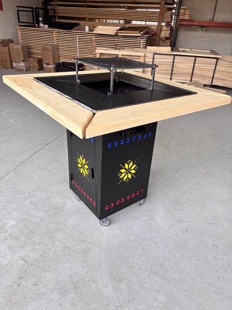 Gratar Gradina cu plita 10 mm Fire Pit 75x75 cm din fier pe lemne, pentru terasa  CU BLAT DE LEMN SI MOTIVE TRADITIONALE - BUZ.RO