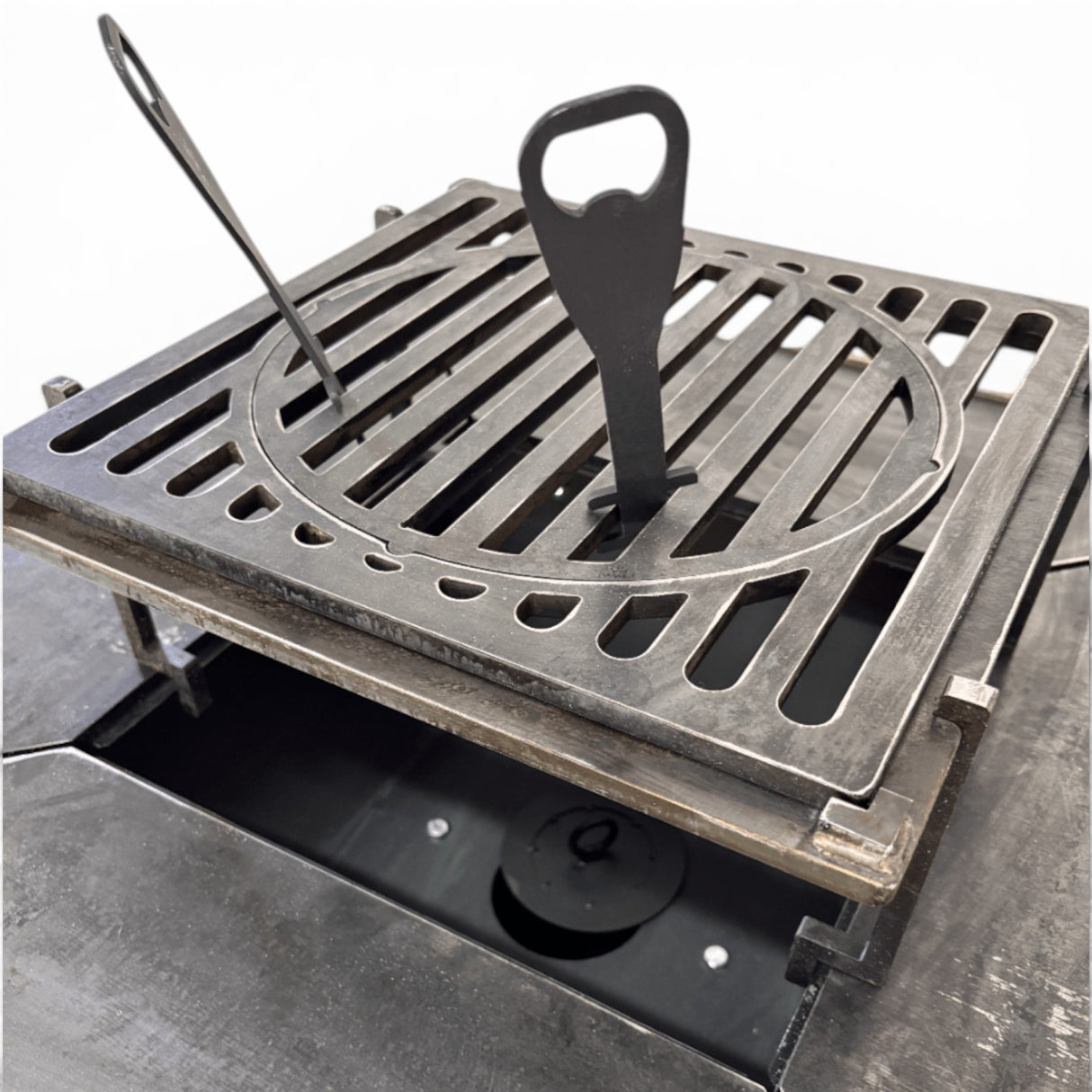 Gratar Gradina cu plita 10 mm Fire Pit 75x75 cm din fier  pe lemne, pentru terasa   CU BLAT DE LEMN SI MOTIVE TRADITIONALE