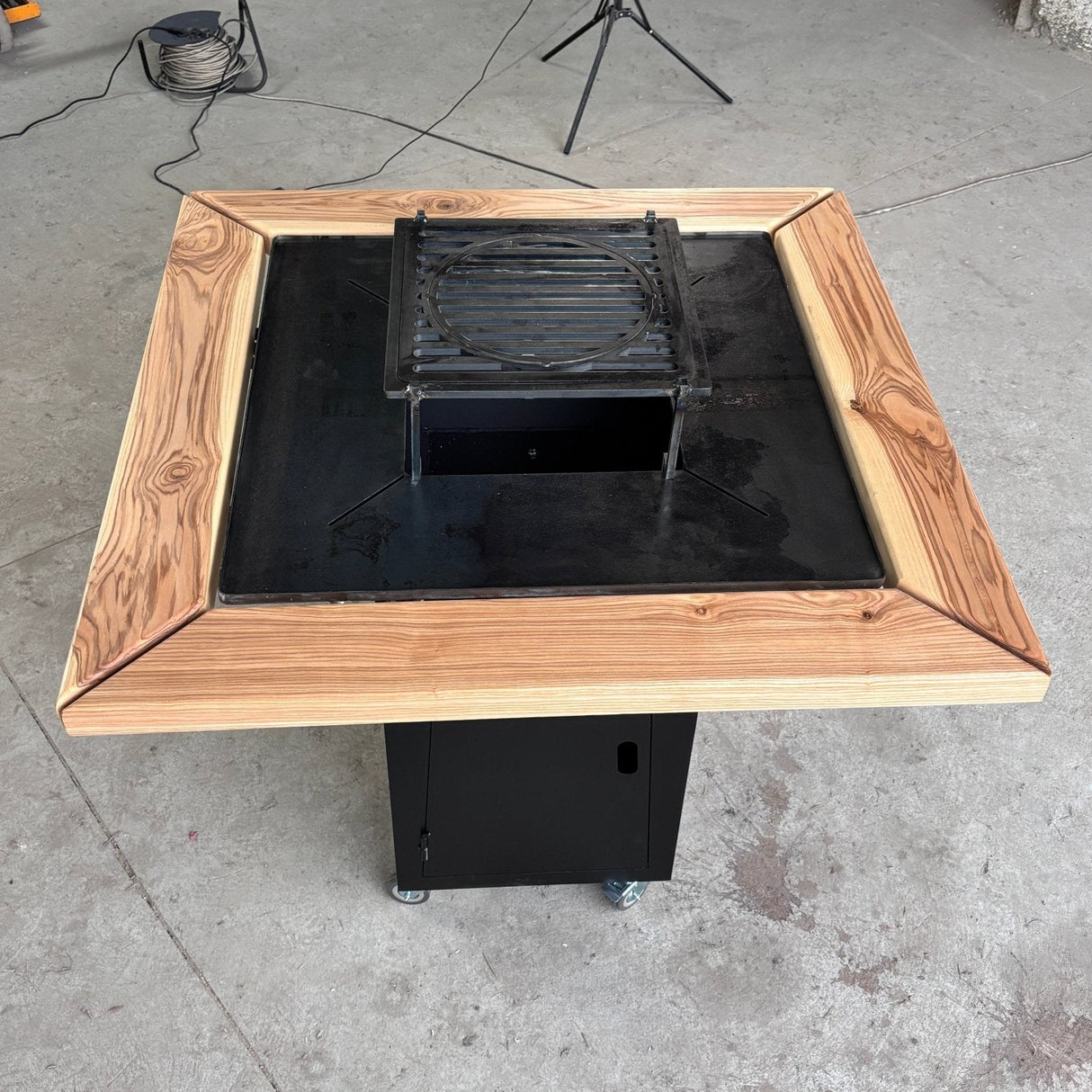 Gratar Gradina Fire Pit cu plita 95x 95 cm din otel 10 mm, FARA blat de lemn 95 x 95 m - BUZ.RO